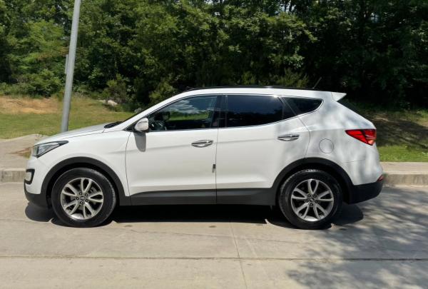 HYNDAI SANTA FE (or similar)